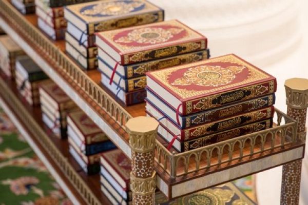 رفوف معلقة للمصاحف