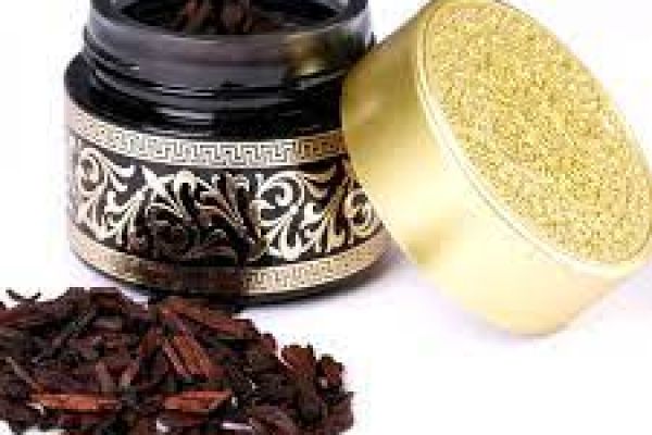 بخور العود العميق