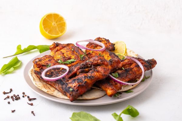 فروج على الفحم كامل